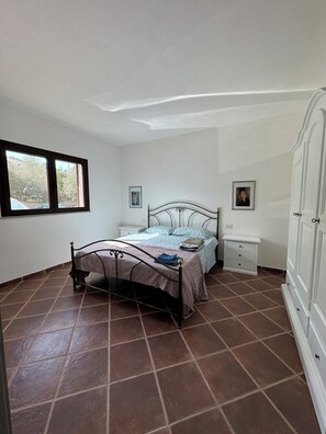 2 bedrooms, bed sheets - Cozy three-room apartment in Murta Maria, 5 minutes from the beach  (Maltineddu)