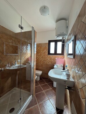 Regadera, bidet, papel de baño 