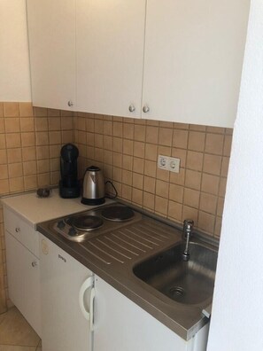 Fridge, coffee/tea maker, cookware/dishes/utensils, dining tables - Apartment Amare a tranquil getaway. (Neum)