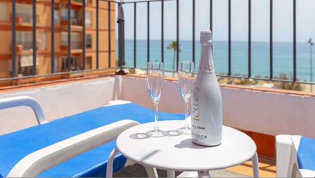 A table with a bottle and two glasses on a balcony overlooking the sea. - Marina Beach in Fuengirola (Fuengirola)