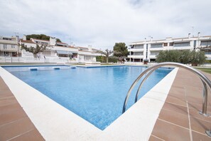 A rectangular swimming pool with a metal handrail, surrounded by a tiled deck. - La Galera in Torredembarra (Torredembarra)