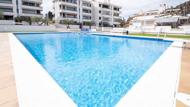 A rectangular swimming pool with clear blue water, surrounded by a white tiled deck. - La Galera in Torredembarra (Torredembarra)