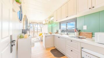 Fridge, cookware/dishes/utensils