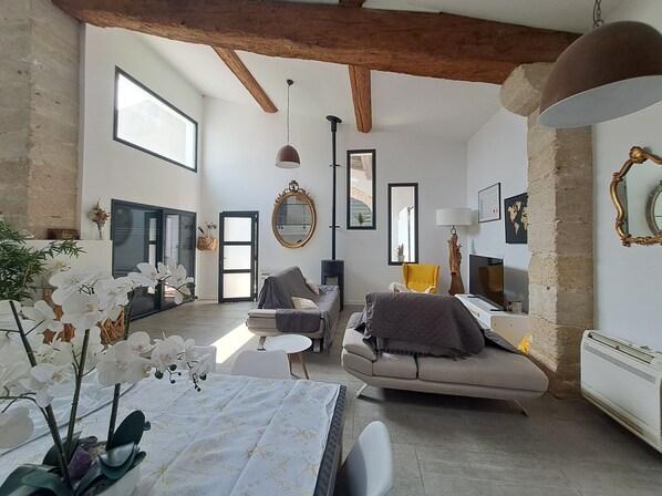 Fernseher, Kamin, Bücher