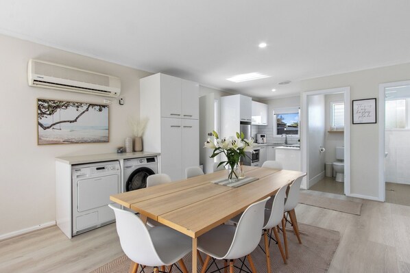 Dining - eightonfifth (Wool Bay)