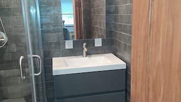 Douche, sèche-cheveux, serviettes fournies, savon