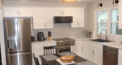HOME AWAY - Newly Updated 3-BR house with WiFi and AC in the heart of Beaver Dam