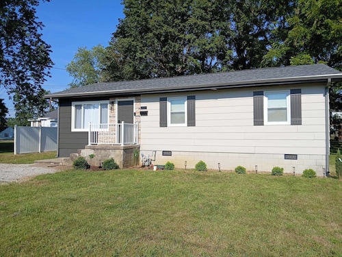HOME AWAY - Newly Updated 3-BR house with WiFi and AC in the heart of Beaver Dam