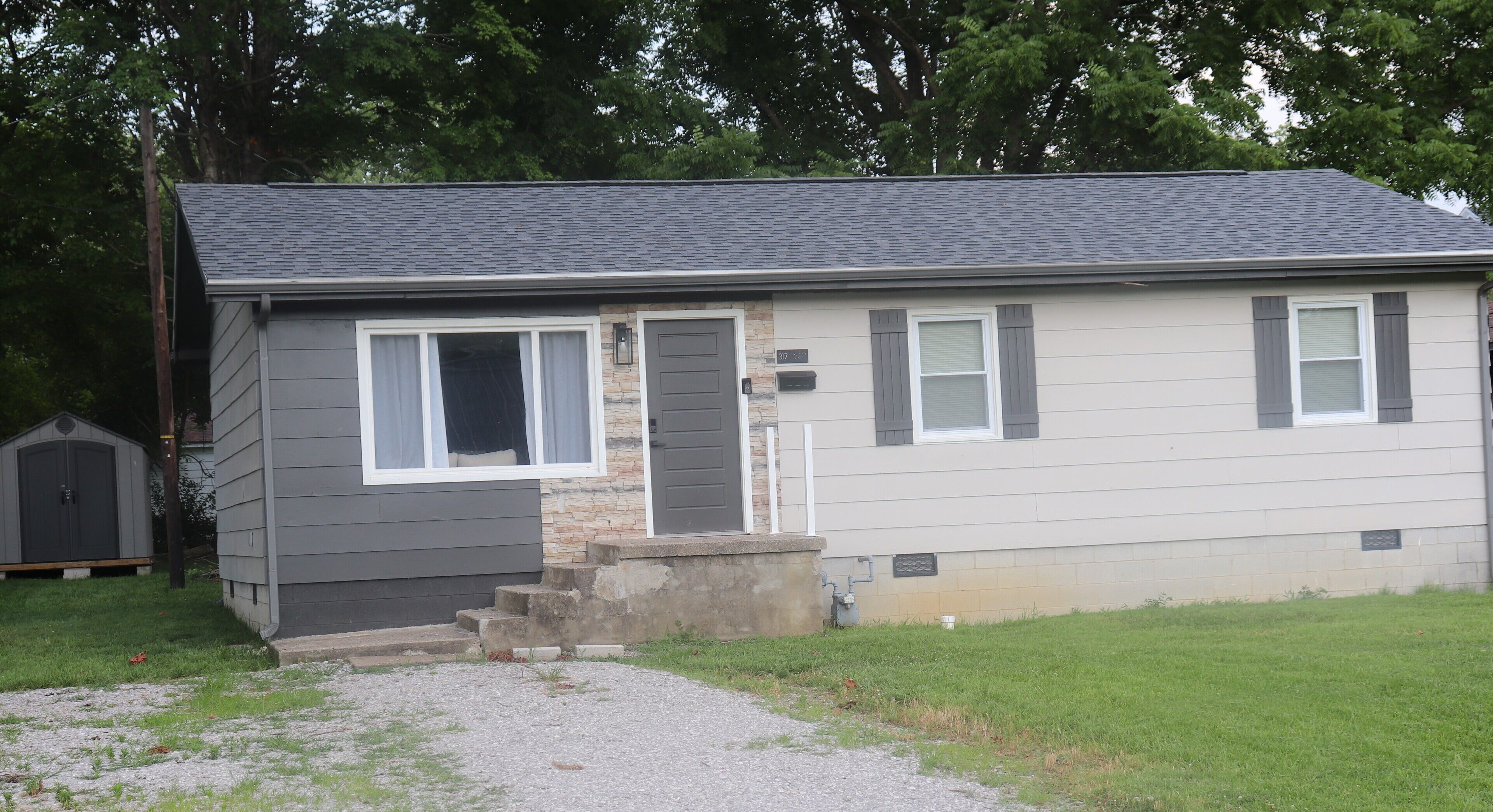 HOME AWAY - Newly Updated 3-BR house with WiFi and AC in the heart of Beaver Dam