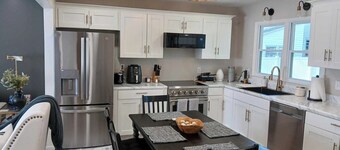 HOME AWAY - Newly Updated 3-BR house with WiFi and AC in the heart of Beaver Dam