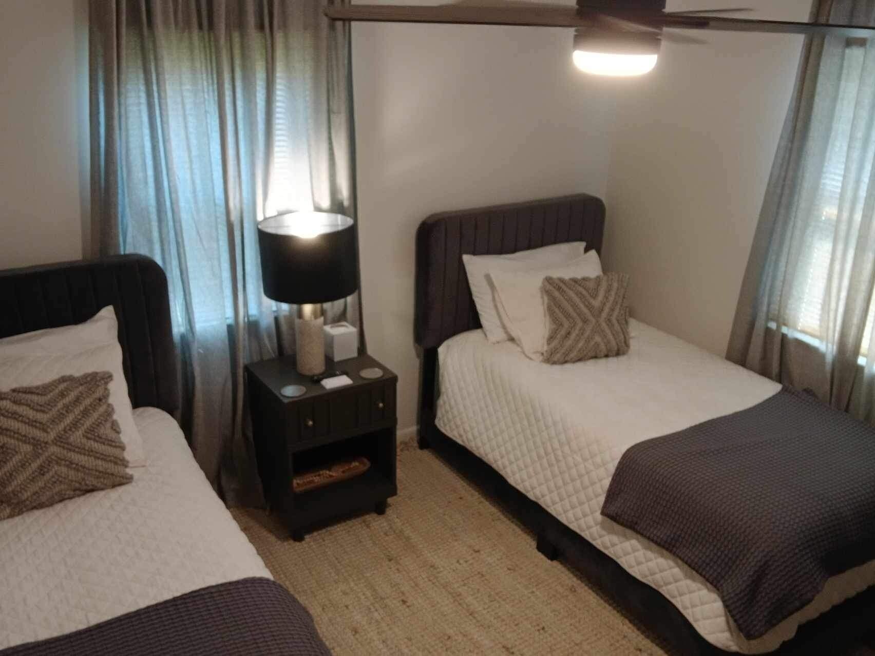 3 عدّة غرف نوم ومكواة/لوح كي وواي فاي وملاءات أسرّة