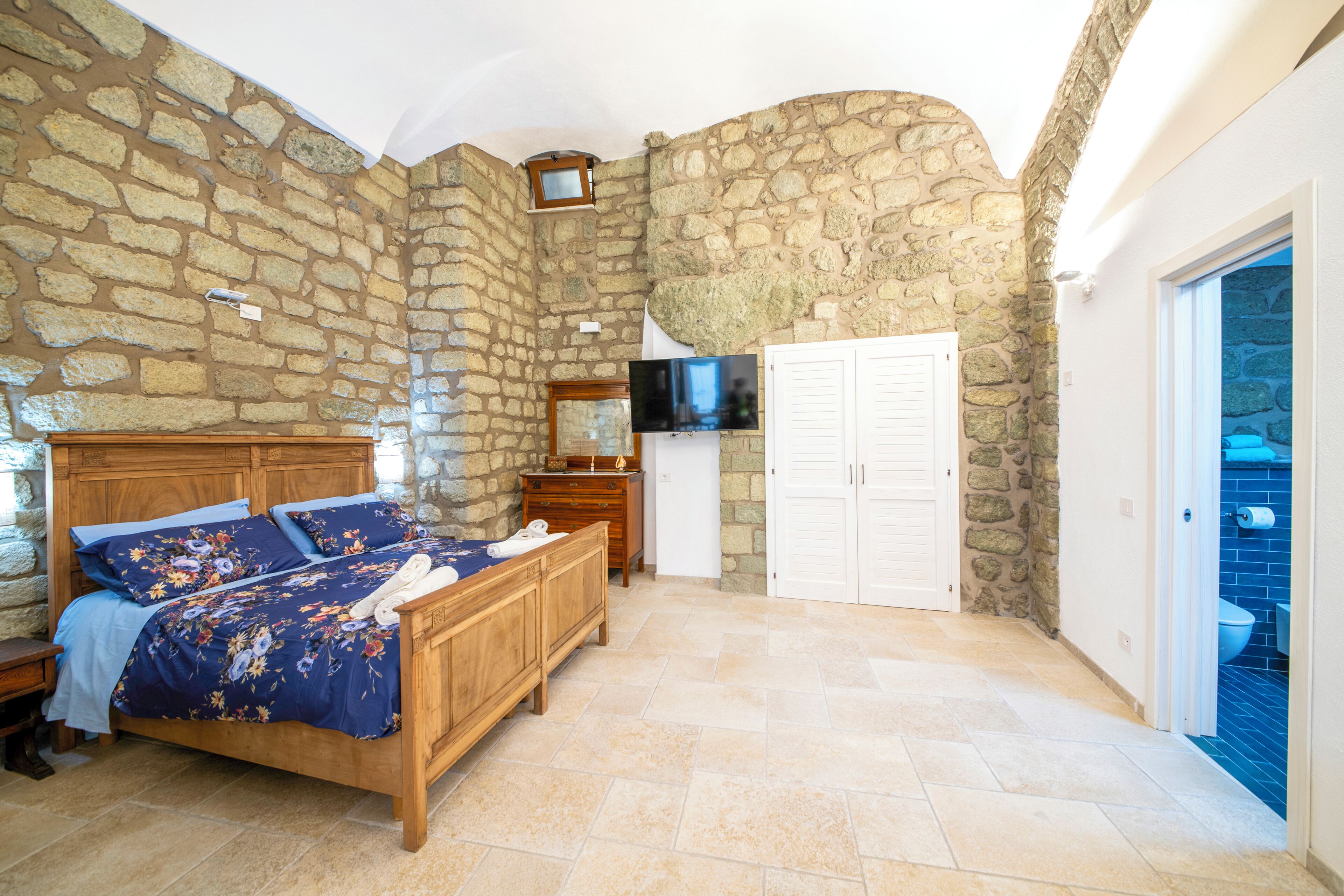 1 chambre, fer et planche à repasser, accès au Wi-Fi (inclus)