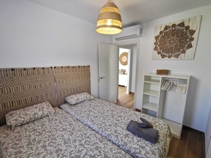 3 chambres, coffres-forts dans les chambres, fer et planche à repasser