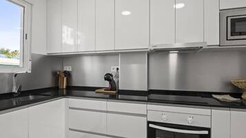 Een koelkast, een microgolfoven, een oven, een kookplaat