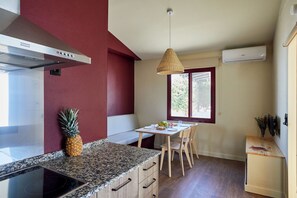 Bungalow – comfort, 2 soverom, kjøkken, hageområde | Eget kjøkken | Kjøleskap, mikrobølgeovn, kokeplater og kjøkkenutstyr