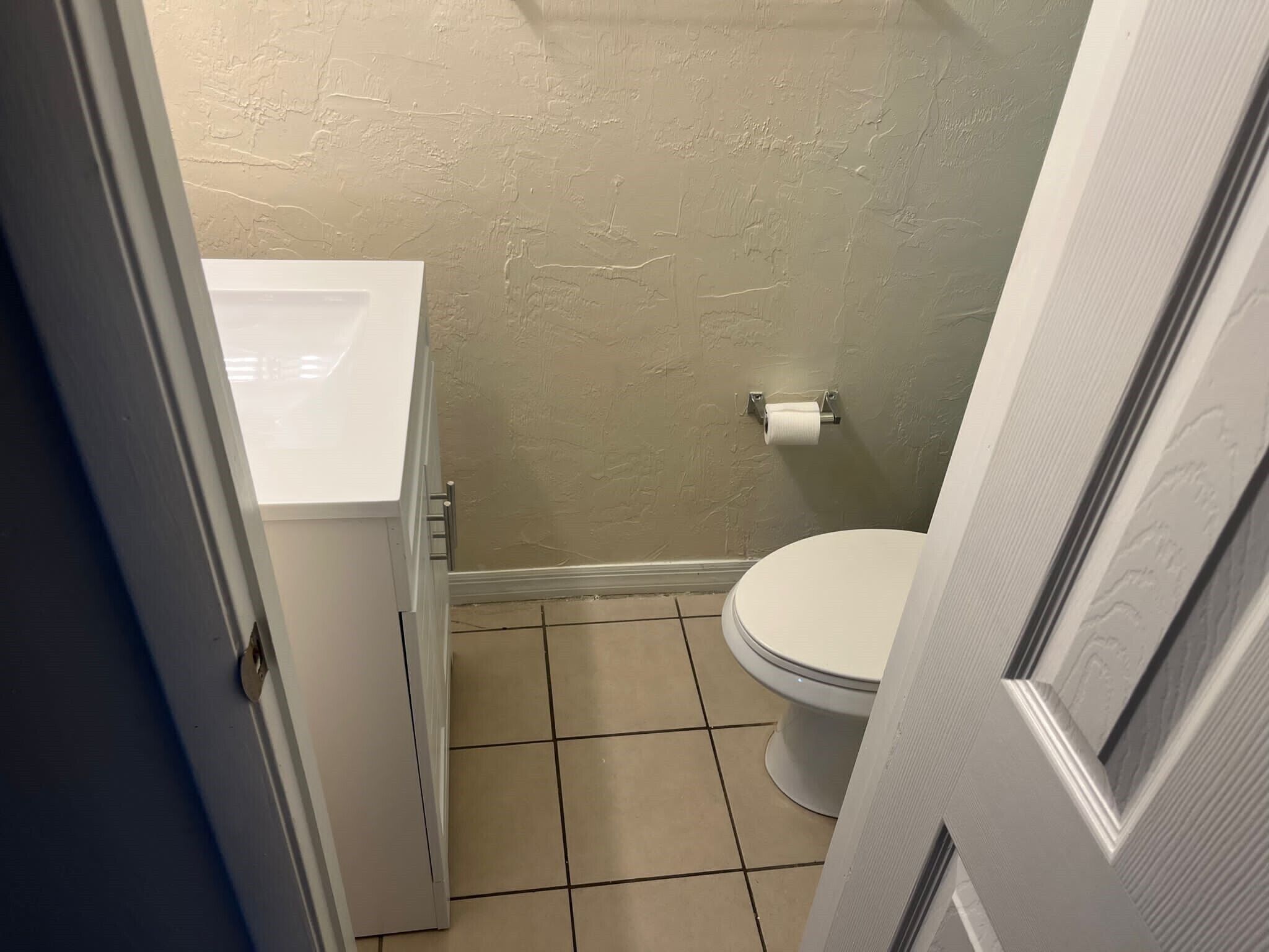 Un bagno con il water, un lavandino e una zona doccia.
