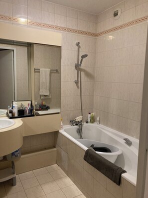 シャワー、ヘアドライヤー、ビデ、タオル