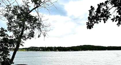 Nice and cozy 3-bedroom cabin on Lake Metigoshe - weekly discount