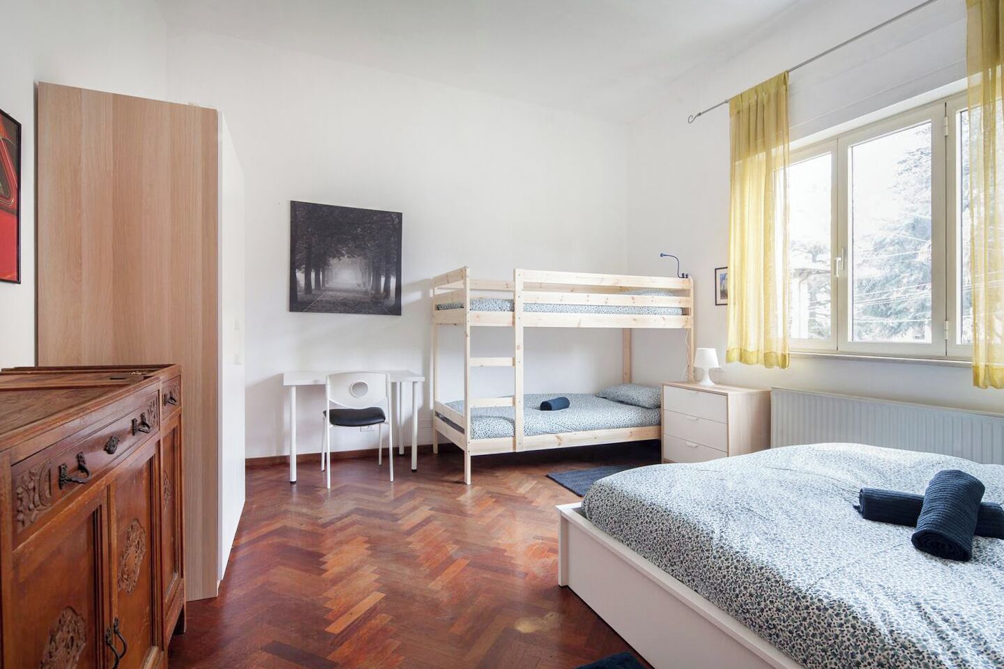 4 camere, una cassaforte in camera, una scrivania, ferro/asse da stiro