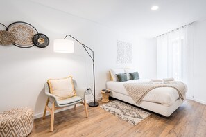 Iron/ironing board, Internet, bed sheets