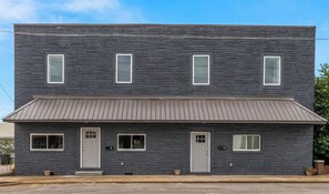 Exterior - Historic Freshly Renovated 8-Bedroom Townhome - Downtown Loudon (Loudon)