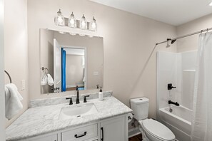 Hair dryer, towels, soap, shampoo - Historic Freshly Renovated 8-Bedroom Townhome - Downtown Loudon (Loudon)