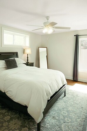 8 bedrooms, desk, iron/ironing board, travel cot - Historic Freshly Renovated 8-Bedroom Townhome - Downtown Loudon (Loudon)
