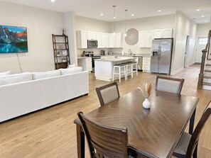 Interior - Historic Freshly Renovated 8-Bedroom Townhome - Downtown Loudon (Loudon)