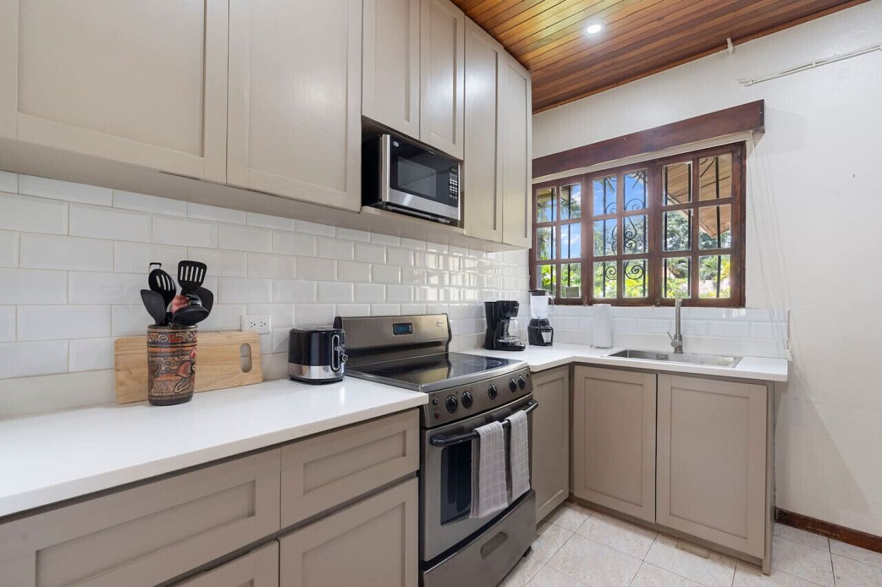 Fridge, microwave, oven, coffee/tea maker