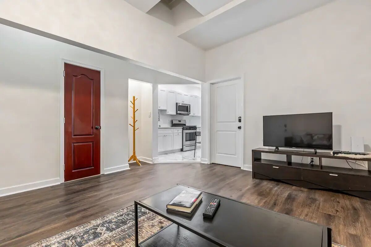 HUGE private room, 30 min to Manhattan.