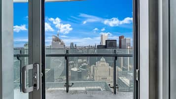 Habitación económica, 1 cama Queen size, vista a la ciudad | Balcón