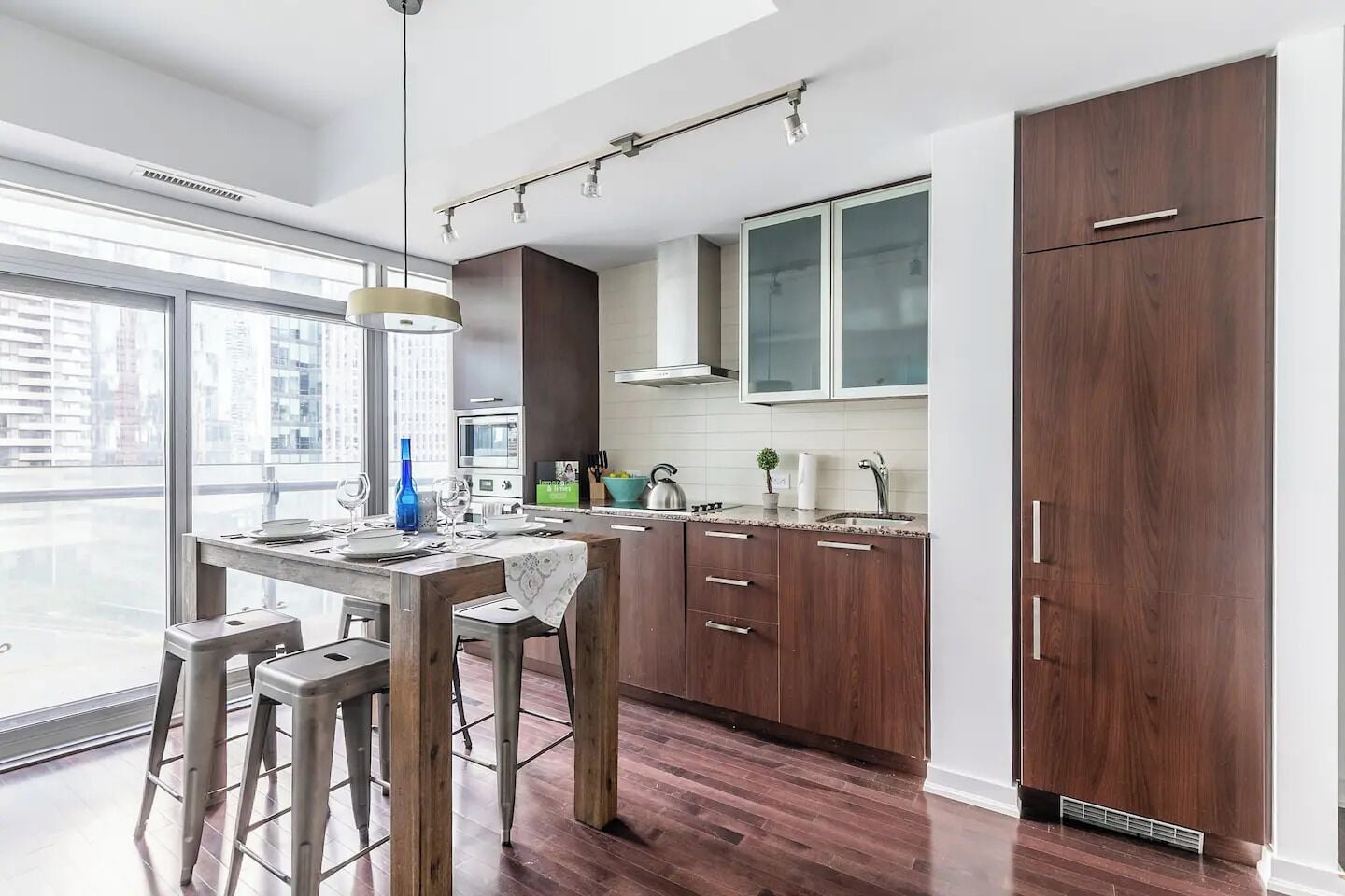 Una cocina moderna con comedor, ventanas amplias y vistas a la ciudad.
