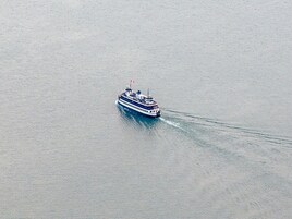 Een veerboot op een groot wateroppervlak.