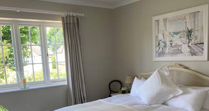 Cosy, spacious 2 storey apt, 35mins Central London, Heathrow/Gatwick & Wimbledon