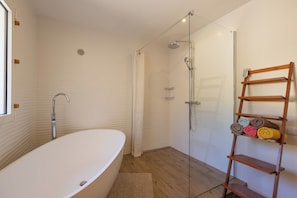 Shower, hair dryer, towels, soap - Calvi Villa in Peace, 970 m from the Beach, Close to the Center (Calvi)