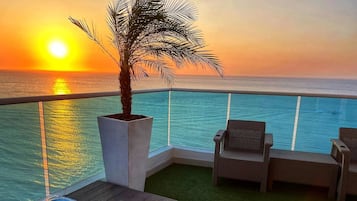 Deluxe Penthouse, 3 Bedrooms, Hot Tub, Sea View | Terrace/patio