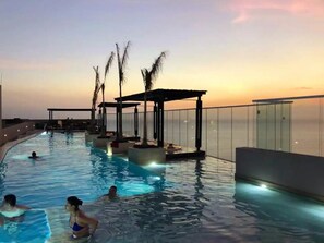 4 piscines extérieures, cabanons gratuits, parasols de plage