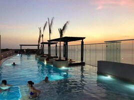 4 piscinas externas, funciona das 9h às 20h, barracas de cortesia