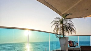 A hot tub on a wooden deck with a view of the ocean. - Reserva del Mar Apartamentos (Santa Marta)