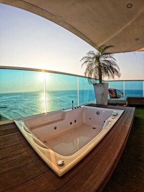 Deluxe Penthouse, 3 Bedrooms, Hot Tub, Sea View | Private spa tub