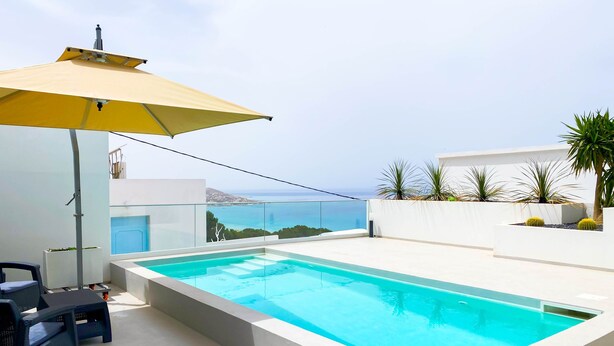 A rooftop swimming pool with a glass balustrade, a yellow umbrella, and a view of the sea. - Horizon Marin in Raf Raf (Raf Raf)