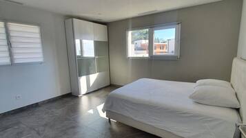 4 bedrooms, iron/ironing board, WiFi, bed sheets