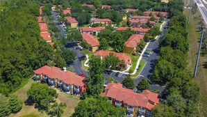 Vista aérea de una zona residencial con varios edificios, calles y una autopista.