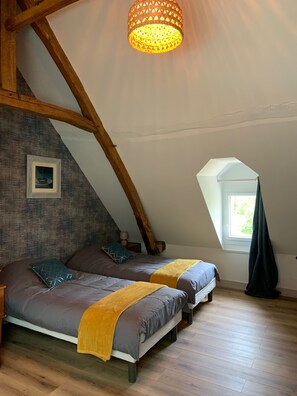 5 habitaciones, tabla de planchar con plancha y cuna de viaje 