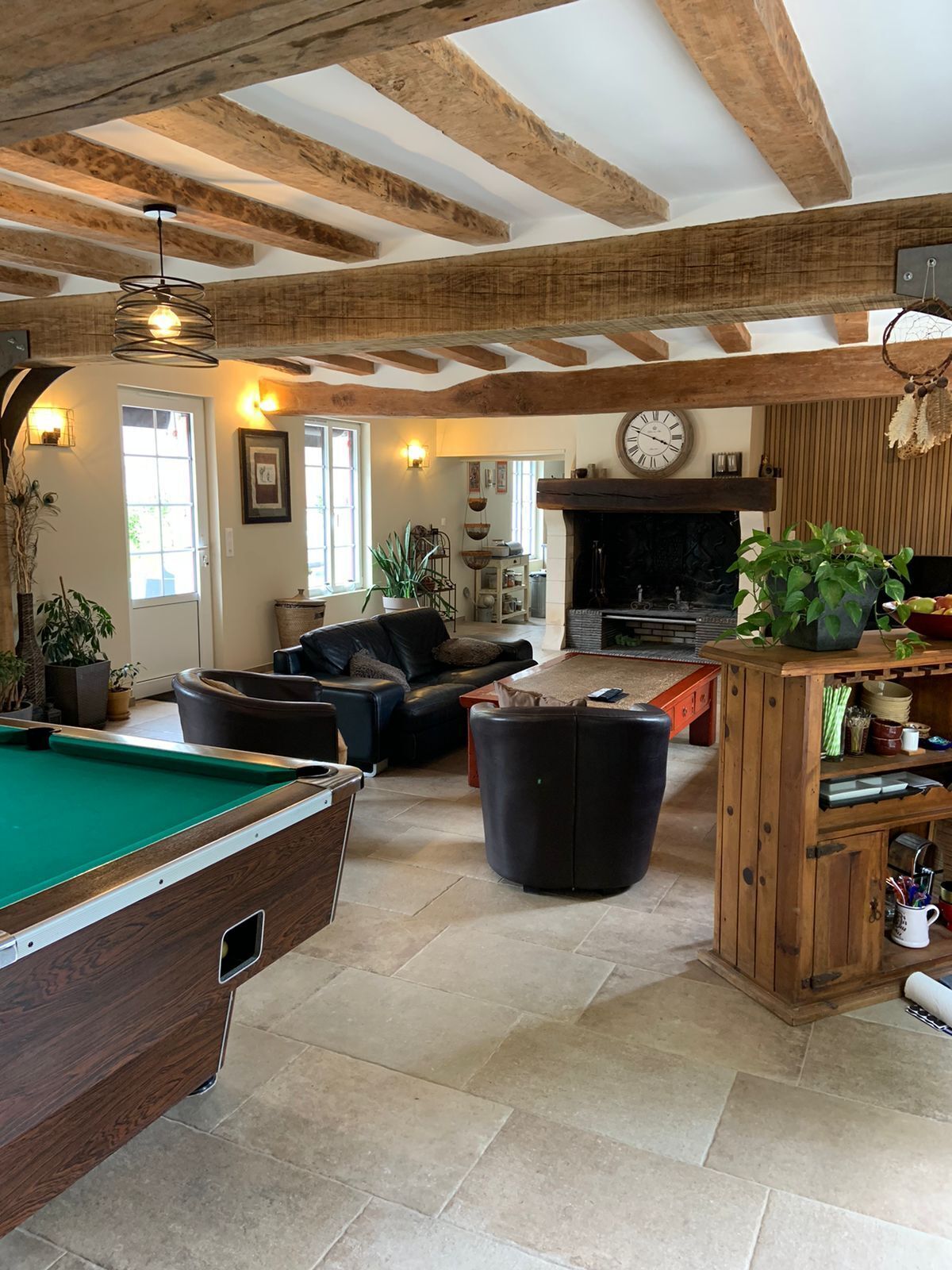 Télévision, cheminée, lecteur de DVD, table de tennis de table