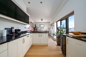 Geladeira, micro-ondas, fogão, lava-louças