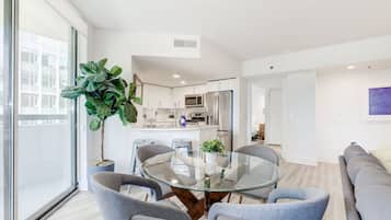 Familienapartment, Stadtblick | Essbereich im Zimmer