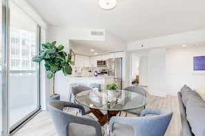 Family Apartment, City View | In-room dining