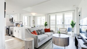 Un appartement moderne comprenant une cuisine, un espace de vie et un balcon.