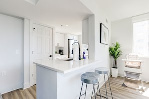 Deluxe Apartment, City View | Private kitchen | Fridge, microwave, oven, stovetop